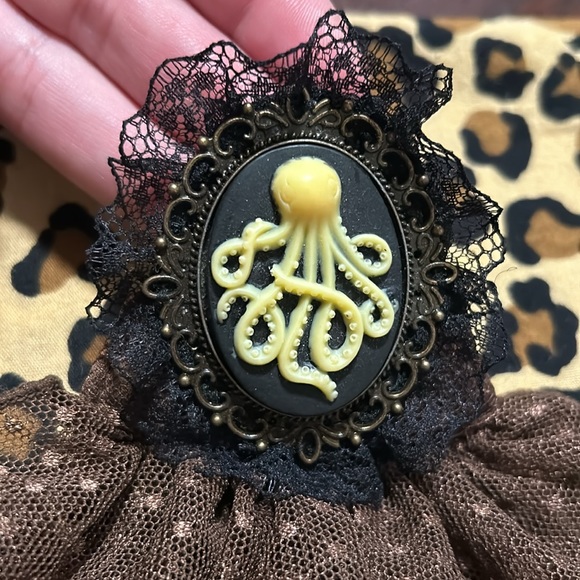 ❣️Steampunk Brooch with Beautiful Lace Overlays (one piece) - Picture 3 of 10
